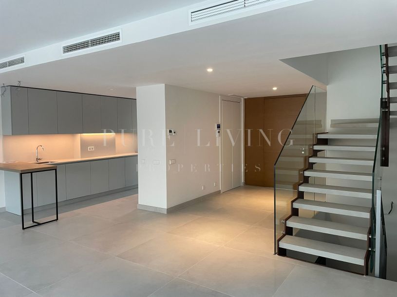 Eigentijds herenhuis met drie slaapkamers op een bevoorrechte locatie in Alta Vista, San Pedro de Alcántara