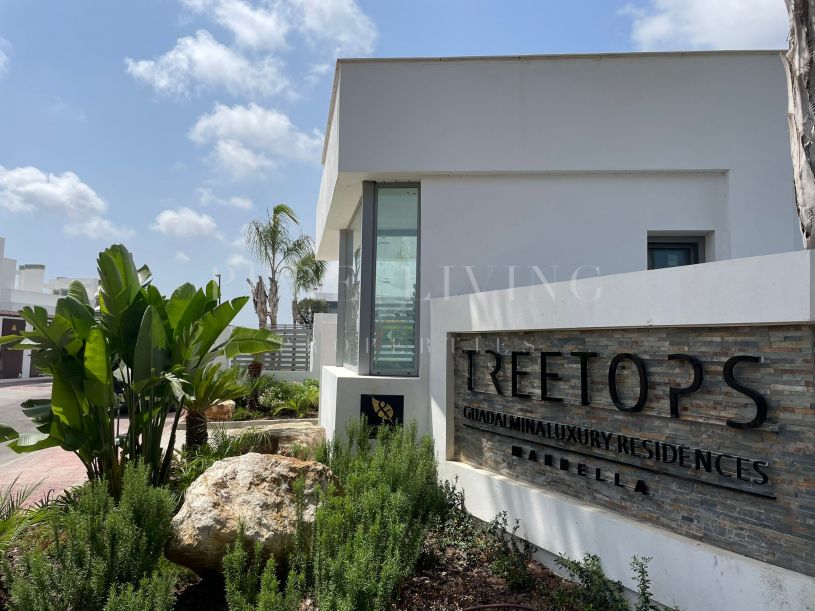 Eigentijds herenhuis met drie slaapkamers op een bevoorrechte locatie in Alta Vista, San Pedro de Alcántara