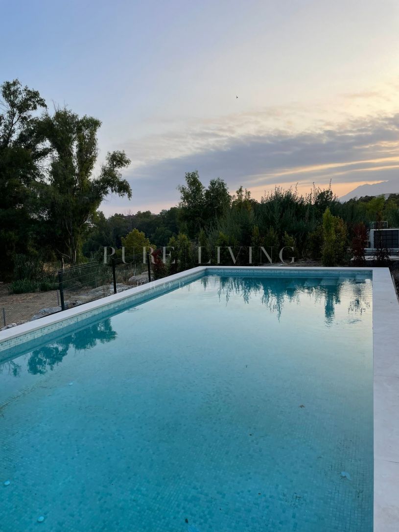 Eigentijds herenhuis met drie slaapkamers op een bevoorrechte locatie in Alta Vista, San Pedro de Alcántara