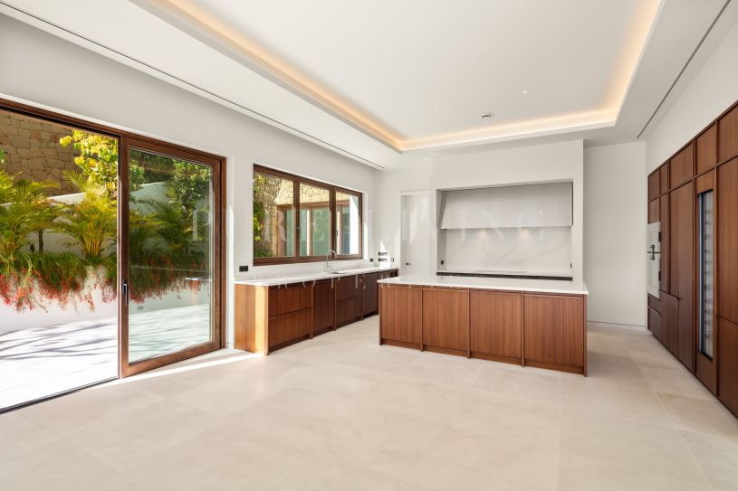 Sublime villa contemporaine avec des vues magnifiques sur le terrain de golf et la côte méditerranéenne à Finca Cortesin, Casares.