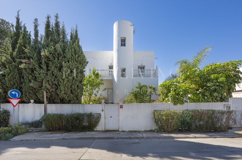 Excellent villa renovation project in a prime area of Nueva Andalucía