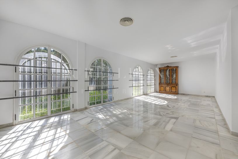 Excellent villa renovation project in a prime area of Nueva Andalucía