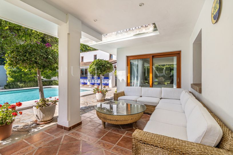 Excellent 5 bedroom beachside villa located in the prime area of Costalita, Estepona