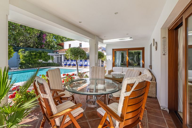 Excellent 5 bedroom beachside villa located in the prime area of Costalita, Estepona