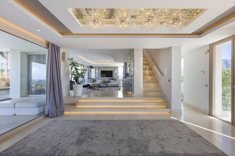 Maravillosa villa de 5 dormitorios con impresionantes vistas panorámicas al mar, situada en Nueva Andalucía