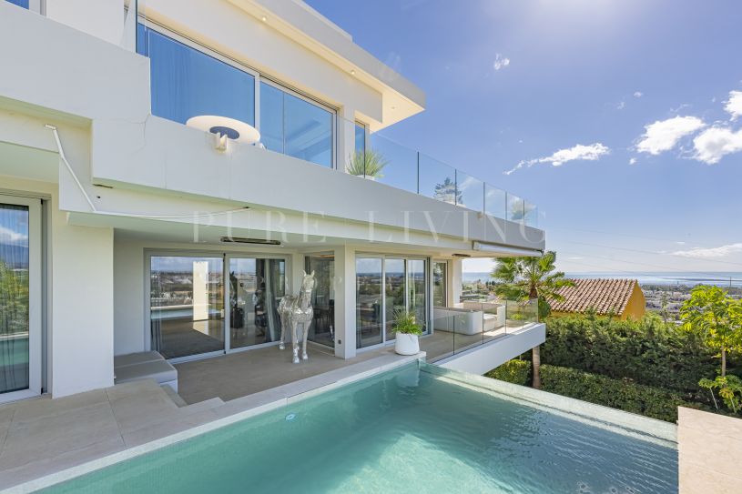 Maravillosa villa de 5 dormitorios con impresionantes vistas panorámicas al mar, situada en Nueva Andalucía