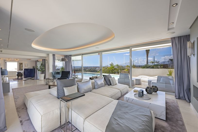 Maravillosa villa de 5 dormitorios con impresionantes vistas panorámicas al mar, situada en Nueva Andalucía