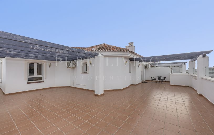 Spacious 3-bedroom apartment with panoramic sea views, located in La Campana, Nueva Andalucía