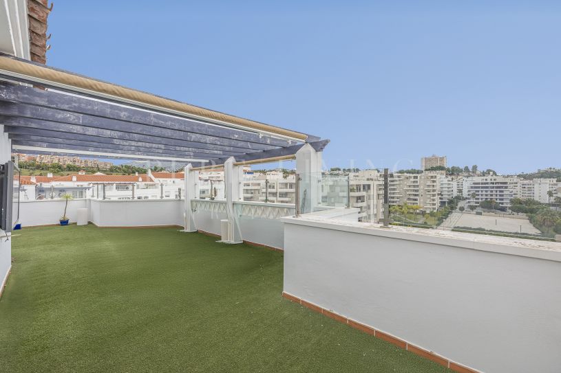 Spacious 3-bedroom apartment with panoramic sea views, located in La Campana, Nueva Andalucía