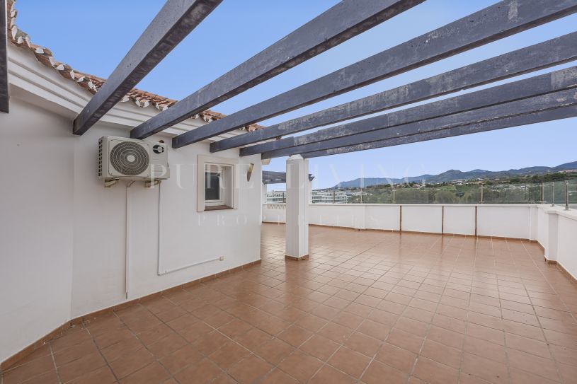 Spacious 3-bedroom apartment with panoramic sea views, located in La Campana, Nueva Andalucía