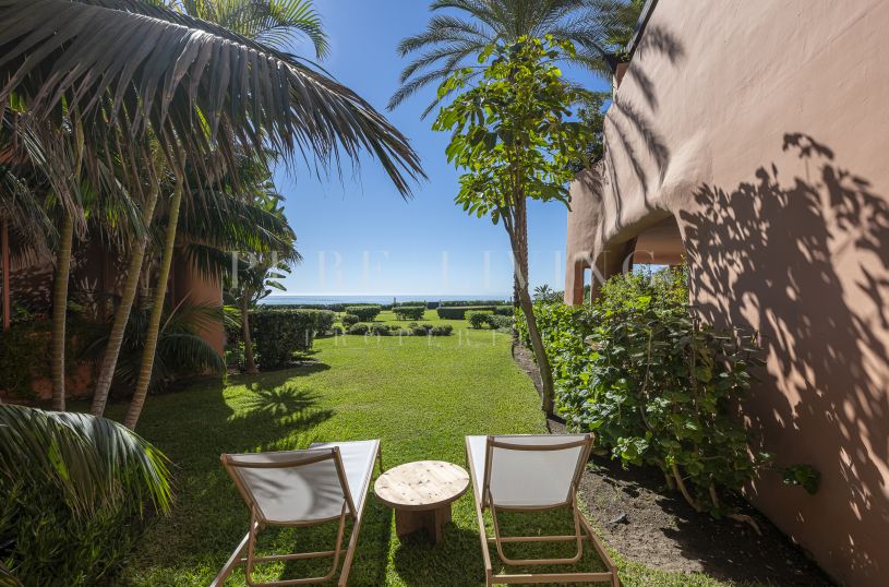 Elegante apartamento de playa de 3 dormitorios en Los Monteros, en alquiler.