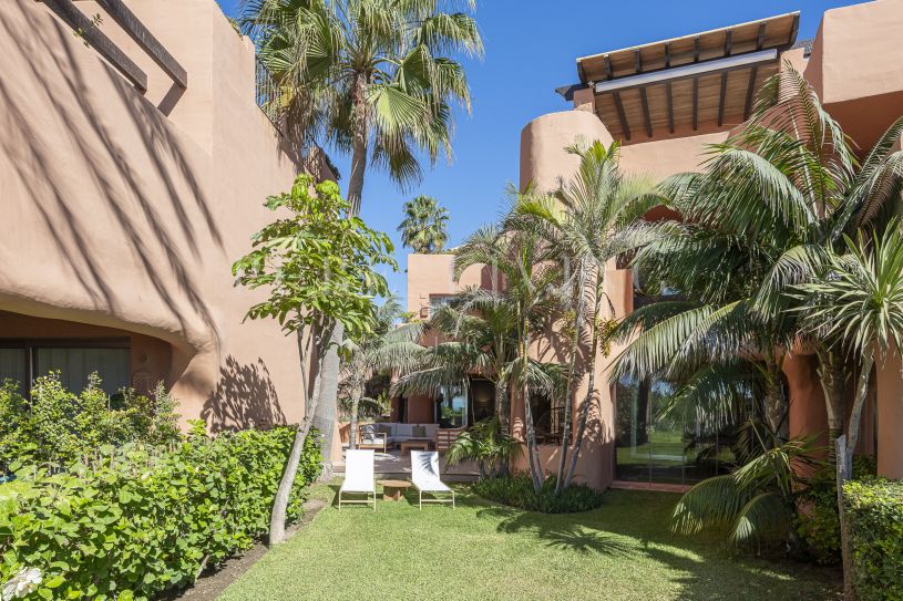 Elegante apartamento de playa de 3 dormitorios en Los Monteros, en alquiler.