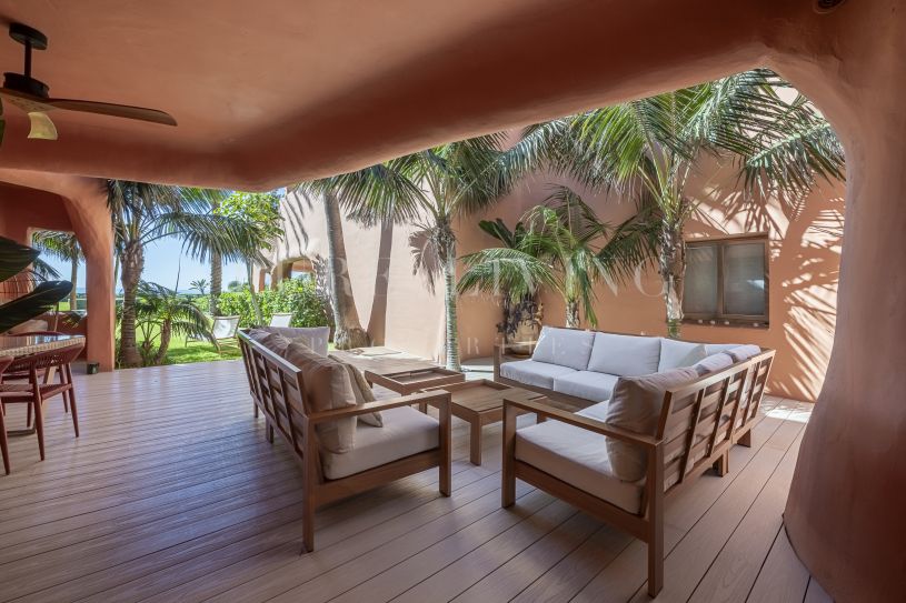 Elegante apartamento de playa de 3 dormitorios en Los Monteros, en alquiler.