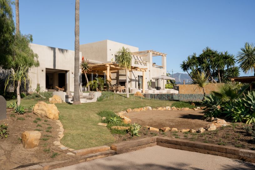 Retraite côtière spacieuse avec cinq chambres et vue imprenable sur la mer à Selwo