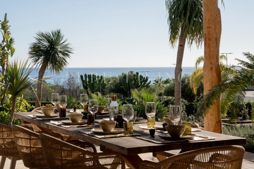 Retraite côtière spacieuse avec cinq chambres et vue imprenable sur la mer à Selwo