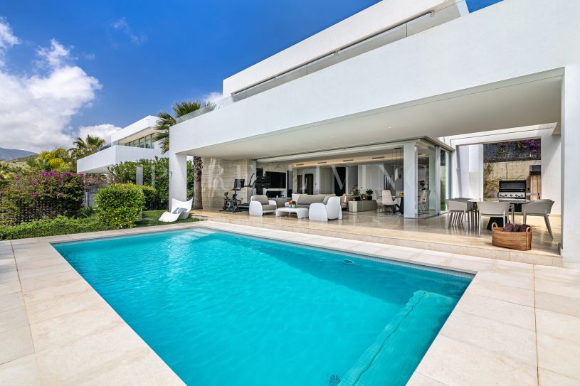 Moderna villa de lujo de 4 dormitorios con espectaculares vistas panorámicas al mar, situada en Río Real.