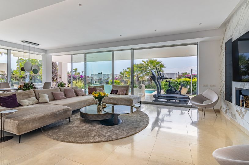 Moderne luxe villa met 4 slaapkamers en spectaculair panoramisch uitzicht op zee, gelegen in Rio Real