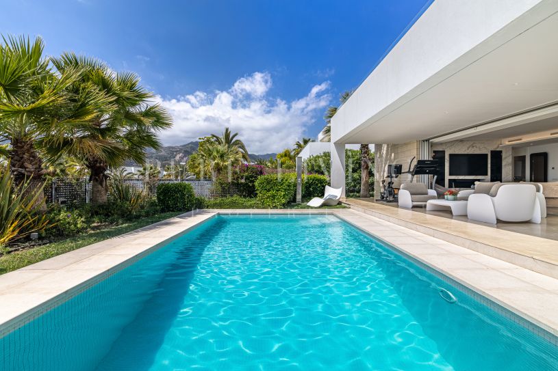Moderne luxe villa met 4 slaapkamers en spectaculair panoramisch uitzicht op zee, gelegen in Rio Real