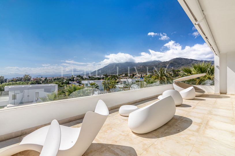 Moderne luxe villa met 4 slaapkamers en spectaculair panoramisch uitzicht op zee, gelegen in Rio Real