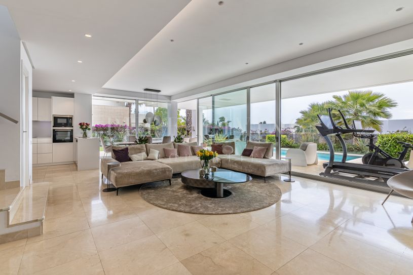 Moderna villa de lujo de 4 dormitorios con espectaculares vistas panorámicas al mar, situada en Río Real.