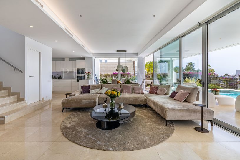 Moderne luxe villa met 4 slaapkamers en spectaculair panoramisch uitzicht op zee, gelegen in Rio Real