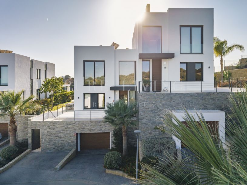 Villa moderna de 5 dormitorios en una urbanización cerrada y segura en el este de Marbella