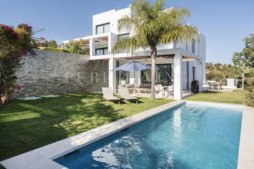 Villa moderna de 5 dormitorios en una urbanización cerrada y segura en el este de Marbella
