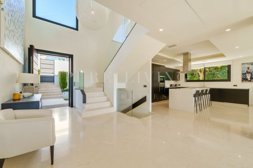 Contemporary Sophistication in an Exclusive Nueva Andalucía Community