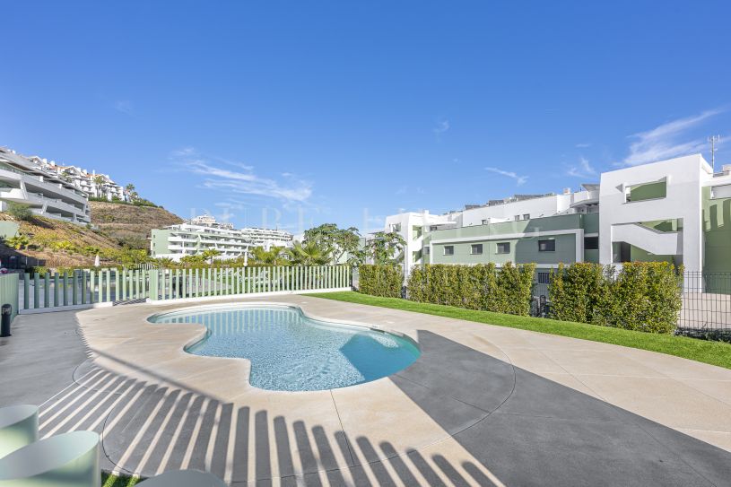 Magnifique penthouse en duplex avec 2 chambres, solarium et vue panoramique sur le golf et vue partielle sur la mer.