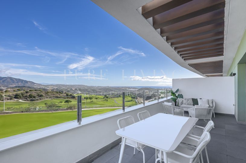 Magnifique penthouse en duplex avec 2 chambres, solarium et vue panoramique sur le golf et vue partielle sur la mer.