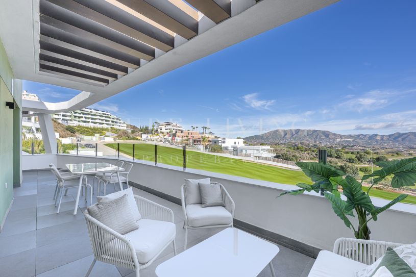 Magnifique penthouse en duplex avec 2 chambres, solarium et vue panoramique sur le golf et vue partielle sur la mer.