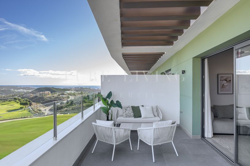 Magnifique penthouse en duplex avec 2 chambres, solarium et vue panoramique sur le golf et vue partielle sur la mer.