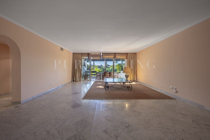 Penthouse en duplex de trois chambres à Marina Puente Romano à vendre