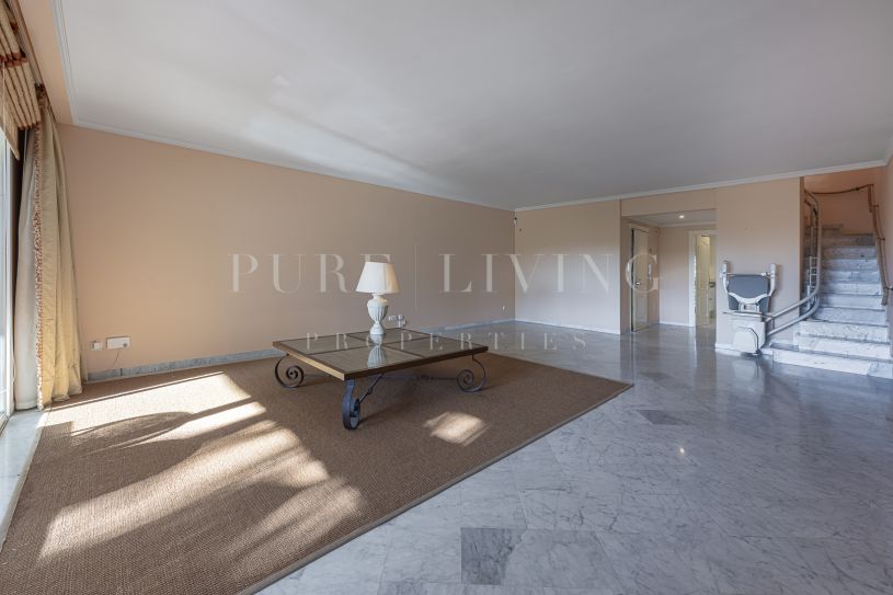 Penthouse en duplex de trois chambres à Marina Puente Romano à vendre