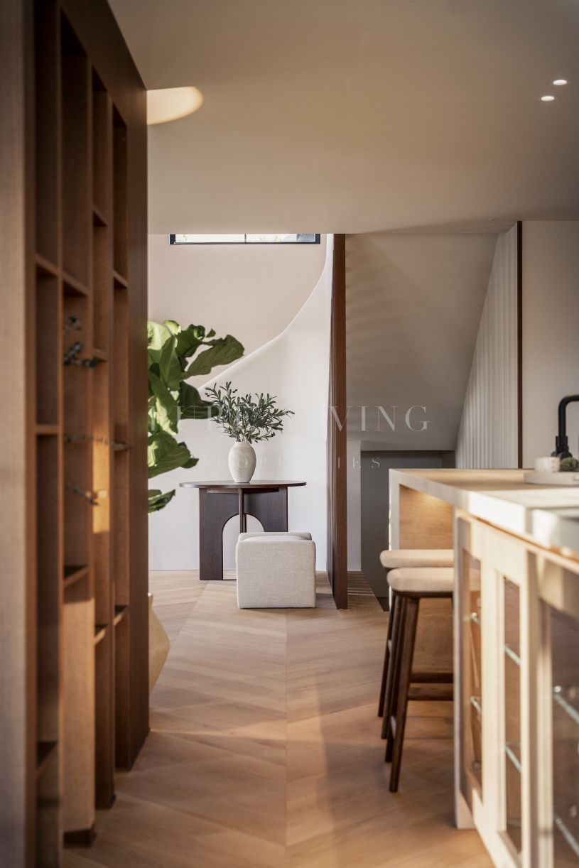 Verfijnde moderne villa met zee- en golfzicht in het hart van Nueva Andalucía