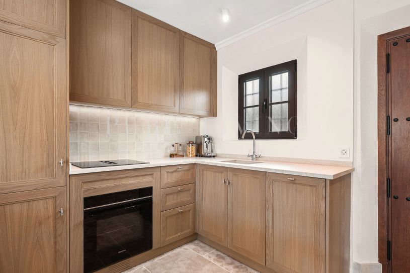 Verfijnde herenhuis met 2 slaapkamers en een betoverend uitzicht op de bergen, gelegen in El Naranjal