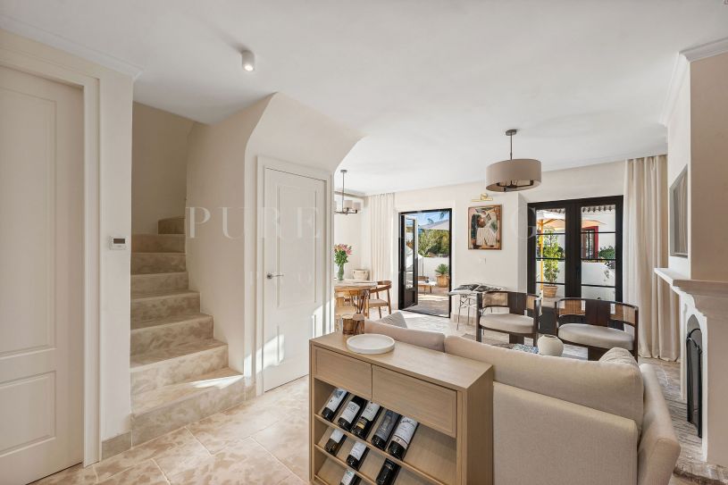 Verfijnde herenhuis met 2 slaapkamers en een betoverend uitzicht op de bergen, gelegen in El Naranjal