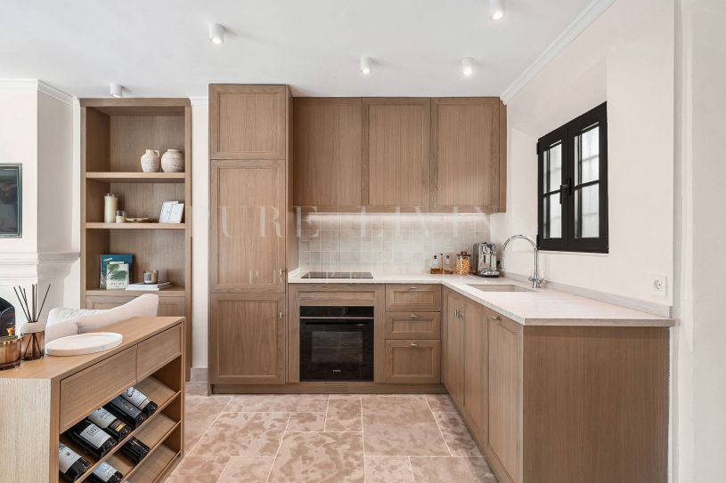 Verfijnde herenhuis met 2 slaapkamers en een betoverend uitzicht op de bergen, gelegen in El Naranjal