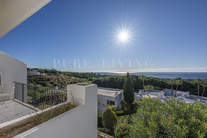 Ruime herenhuis met 2 slaapkamers en adembenemend uitzicht op zee, perfect gelegen in Cabopino