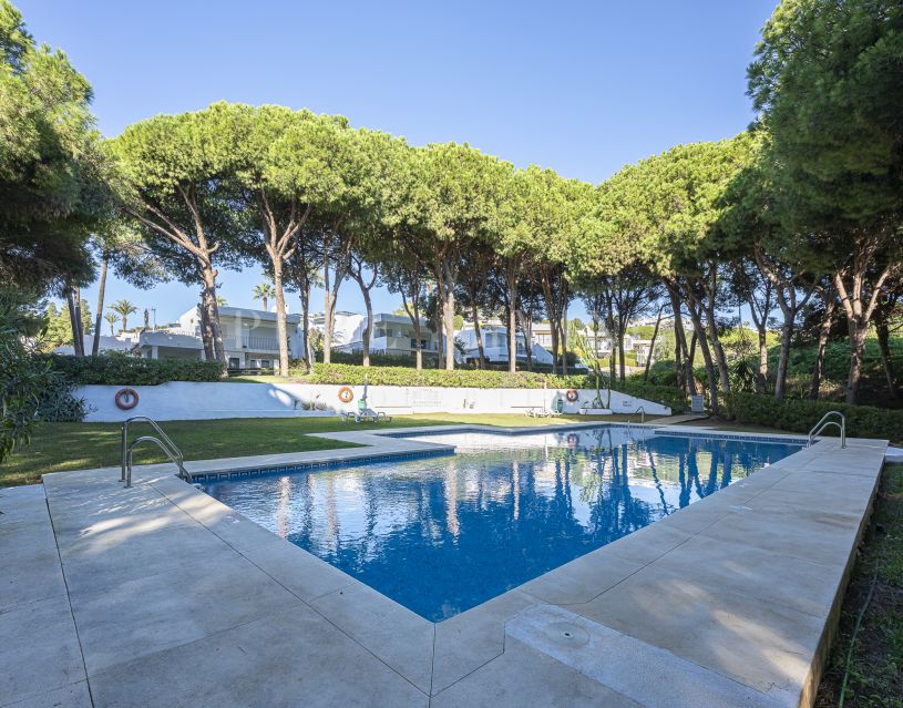 Ruime herenhuis met 2 slaapkamers en adembenemend uitzicht op zee, perfect gelegen in Cabopino