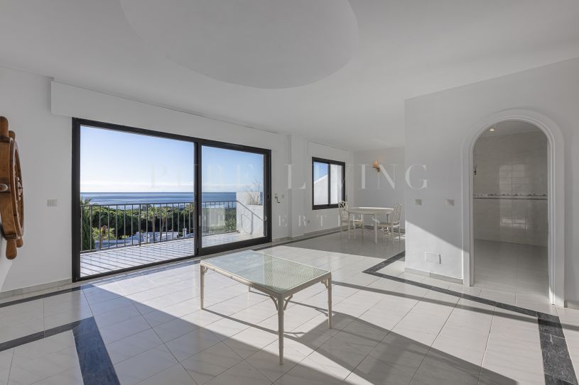 Ruime herenhuis met 2 slaapkamers en adembenemend uitzicht op zee, perfect gelegen in Cabopino