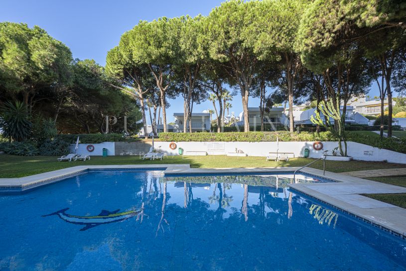 Ruime herenhuis met 2 slaapkamers en adembenemend uitzicht op zee, perfect gelegen in Cabopino