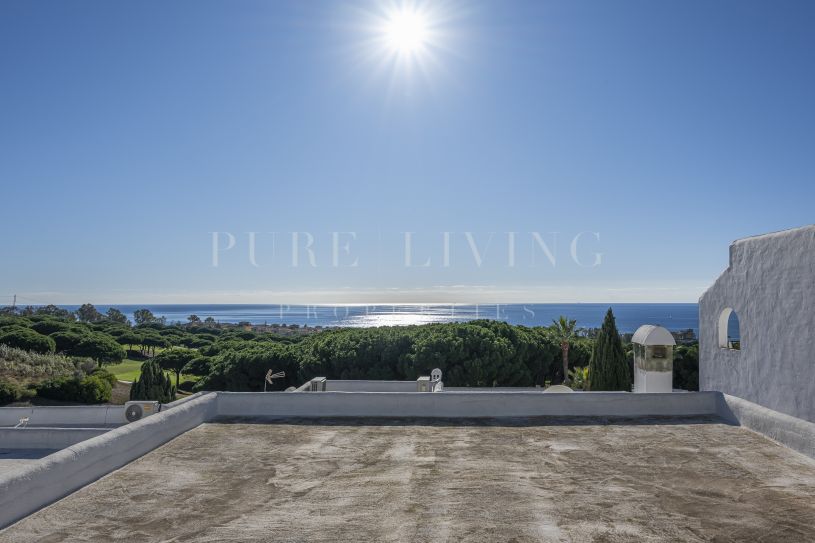 Ruime herenhuis met 2 slaapkamers en adembenemend uitzicht op zee, perfect gelegen in Cabopino