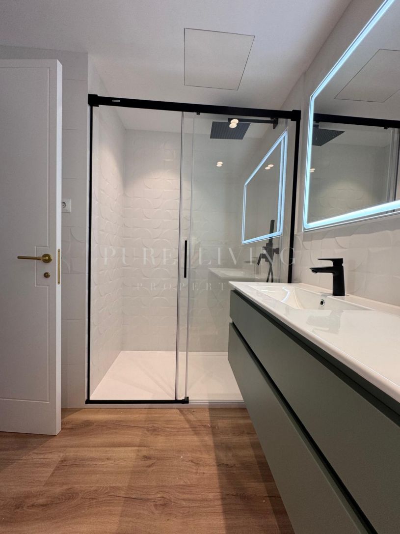 Magnifique appartement rénové de 2 chambres situé au rez-de-chaussée, dans le quartier de Nueva Alcántara.