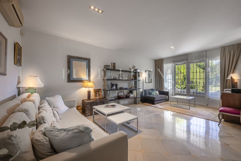 Élégante maison de ville en angle avec vue sur le golf à Guadalmina Alta