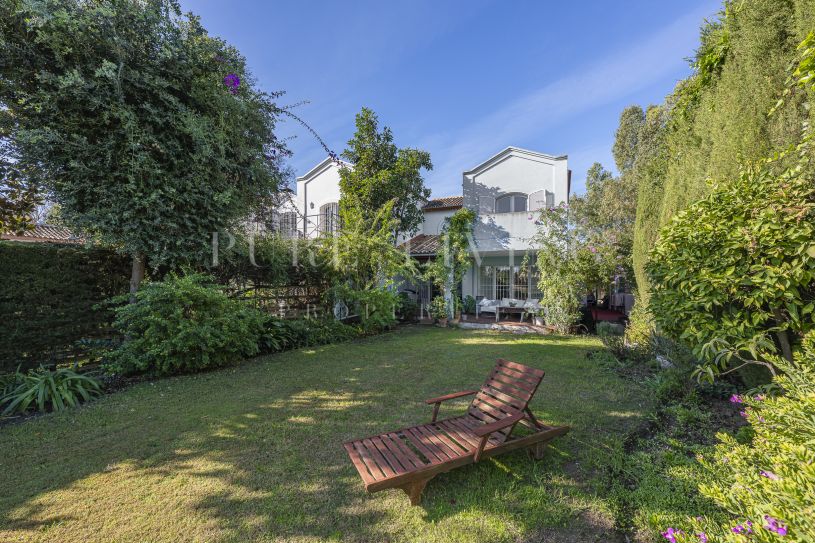 Élégante maison de ville en angle avec vue sur le golf à Guadalmina Alta
