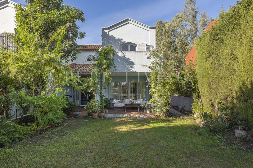 Élégante maison de ville en angle avec vue sur le golf à Guadalmina Alta