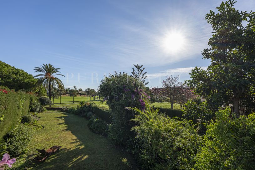 Élégante maison de ville en angle avec vue sur le golf à Guadalmina Alta