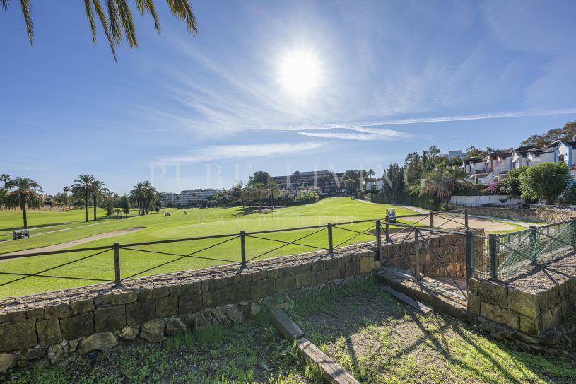 Élégante maison de ville en angle avec vue sur le golf à Guadalmina Alta