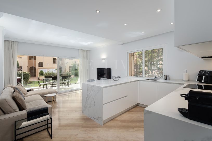 Appartement de trois chambres au rez-de-chaussée dans la communauté fermée Hacienda Elviria